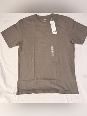 2 Uniqlo Men’s Crew Neck T-Shirts in Olive color - lot of 2 -size M